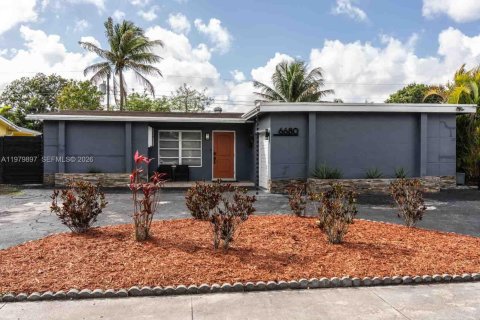House in Sunrise, Florida 3 bedrooms, 120.03 sq.m. № 2043860