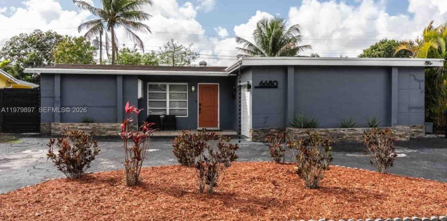 House in Sunrise, Florida 3 bedrooms, 120.03 sq.m. № 2043860