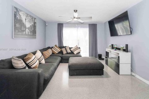 House in Sunrise, Florida 3 bedrooms, 120.03 sq.m. № 2043860 - photo 4