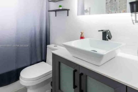 House in Sunrise, Florida 3 bedrooms, 120.03 sq.m. № 2043860 - photo 15