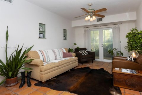 Condo in Miami Shores, Florida, 2 bedrooms № 2153682 - photo 3