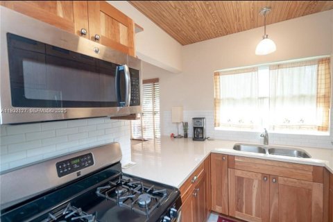 Condo in Miami Shores, Florida, 2 bedrooms № 2153682 - photo 15
