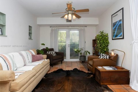 Condo in Miami Shores, Florida, 2 bedrooms № 2153682 - photo 4