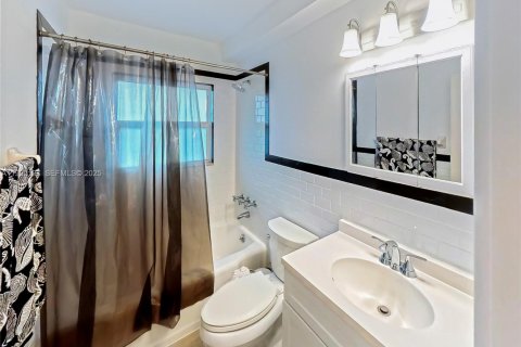 Condo in Miami Shores, Florida, 2 bedrooms № 2153682 - photo 20