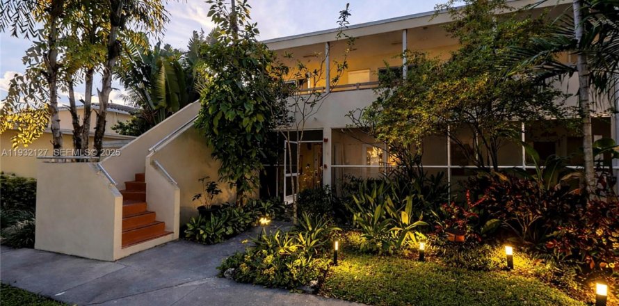 Condo in Miami Shores, Florida, 2 bedrooms № 2153682