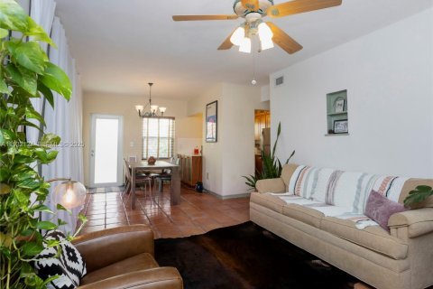 Condo in Miami Shores, Florida, 2 bedrooms № 2153682 - photo 2