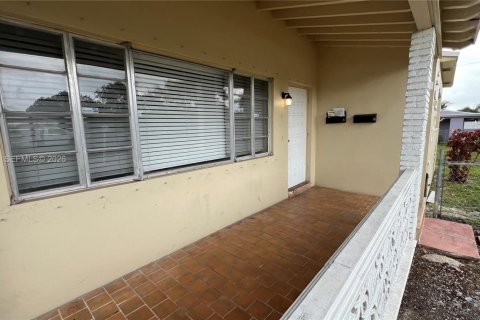 Снять в аренду виллу или дом в Холливуд, Флорида 2 спальни, 138.05м2, № 2052065 - фото 4