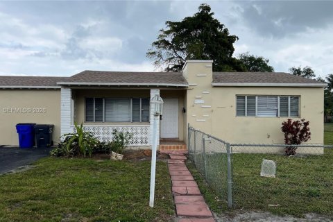 Снять в аренду виллу или дом в Холливуд, Флорида 2 спальни, 138.05м2, № 2052065 - фото 2