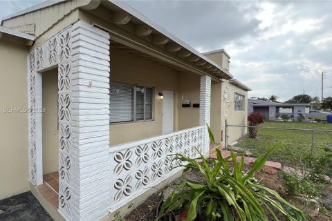Снять в аренду виллу или дом в Холливуд, Флорида 2 спальни, 138.05м2, № 2052065 - фото 3