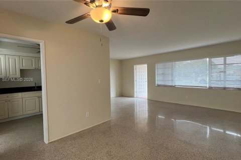 Снять в аренду виллу или дом в Холливуд, Флорида 2 спальни, 138.05м2, № 2052065 - фото 9