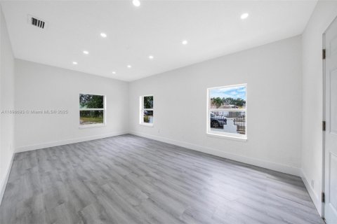 House in Miami, Florida 3 bedrooms, 61.69 sq.m. № 1950507 - photo 4