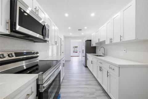 House in Miami, Florida 3 bedrooms, 61.69 sq.m. № 1950507 - photo 8