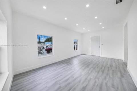 House in Miami, Florida 3 bedrooms, 61.69 sq.m. № 1950507 - photo 6