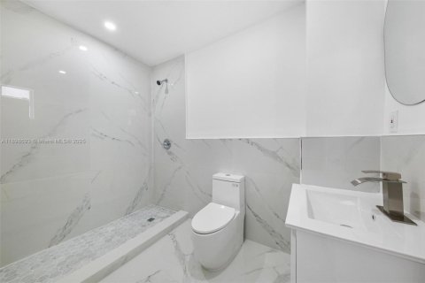 House in Miami, Florida 3 bedrooms, 61.69 sq.m. № 1950507 - photo 22