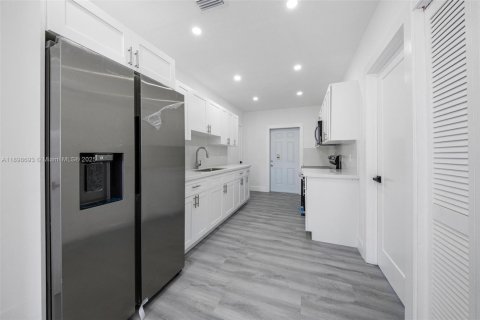 House in Miami, Florida 3 bedrooms, 61.69 sq.m. № 1950507 - photo 9