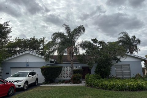 Снять в аренду виллу или дом в Тамарак, Флорида 4 спальни, 222.5м2, № 1958835 - фото 2