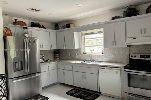 Снять в аренду виллу или дом в Тамарак, Флорида 4 спальни, 222.5м2, № 1958835 - фото 5