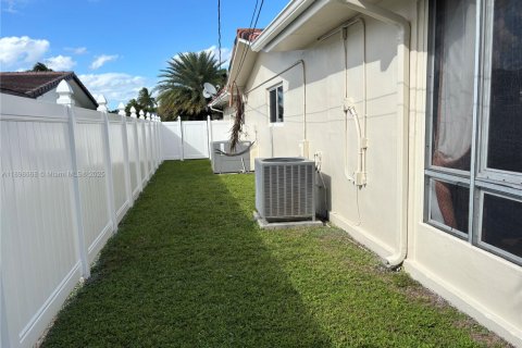 Casa en venta en Hollywood, Florida, 4 dormitorios, 268.12 m2 № 1951357 - foto 2