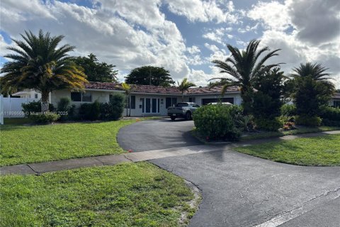 Casa en venta en Hollywood, Florida, 4 dormitorios, 268.12 m2 № 1951357 - foto 1