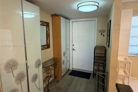 Condo in Hallandale Beach, Florida, 2 bedrooms  № 2043299 - photo 14