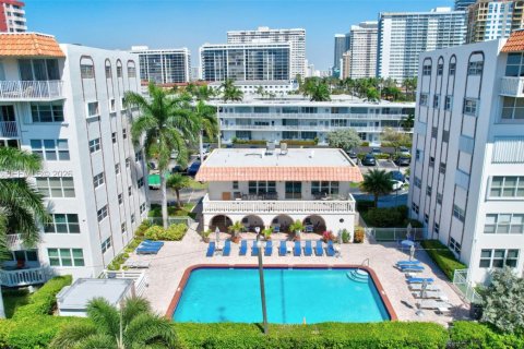 Condo in Hallandale Beach, Florida, 2 bedrooms  № 2043299 - photo 2