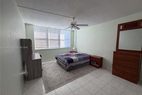 Condo in Hallandale Beach, Florida, 2 bedrooms  № 2043299 - photo 17