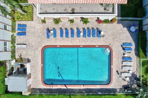 Condo in Hallandale Beach, Florida, 2 bedrooms  № 2043299 - photo 27