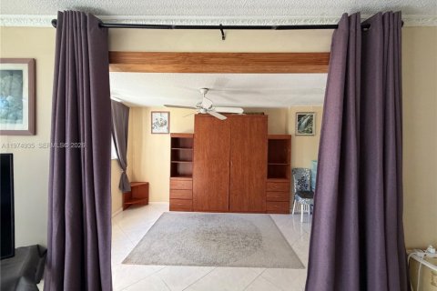 Condo in Hallandale Beach, Florida, 2 bedrooms  № 2043299 - photo 5