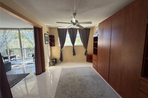 Condo in Hallandale Beach, Florida, 2 bedrooms  № 2043299 - photo 11