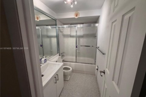 Condo in Hallandale Beach, Florida, 2 bedrooms  № 2043299 - photo 15