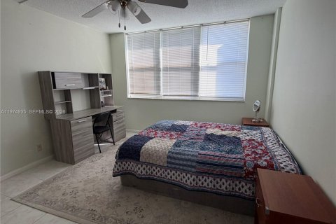 Condo in Hallandale Beach, Florida, 2 bedrooms  № 2043299 - photo 18
