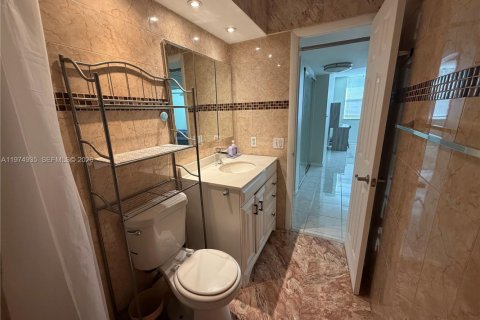 Condo in Hallandale Beach, Florida, 2 bedrooms  № 2043299 - photo 22