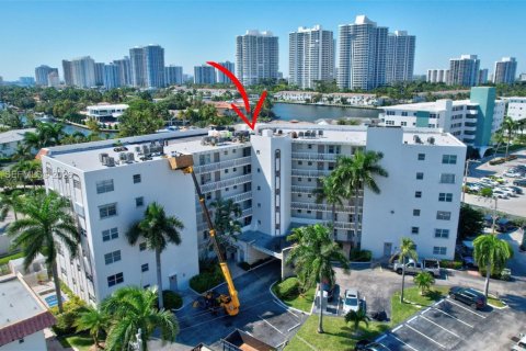 Condo in Hallandale Beach, Florida, 2 bedrooms  № 2043299 - photo 26