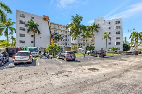 Condo in Hallandale Beach, Florida, 2 bedrooms  № 2043299 - photo 24
