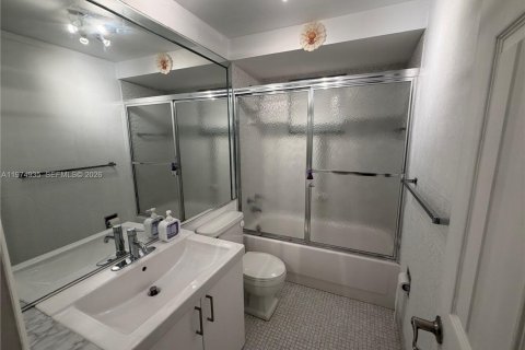 Condo in Hallandale Beach, Florida, 2 bedrooms  № 2043299 - photo 16