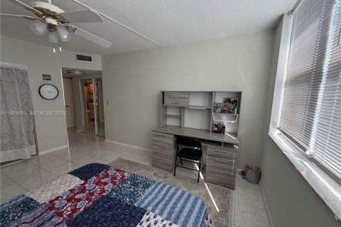 Condo in Hallandale Beach, Florida, 2 bedrooms  № 2043299 - photo 20