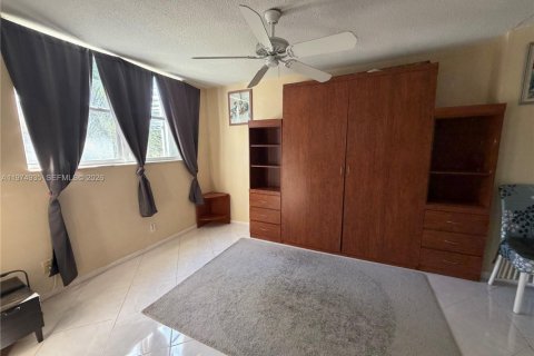Condo in Hallandale Beach, Florida, 2 bedrooms  № 2043299 - photo 10