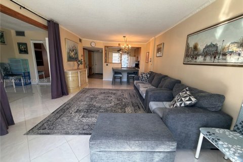 Condo in Hallandale Beach, Florida, 2 bedrooms  № 2043299 - photo 9