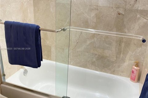 Снять в аренду квартиру в Майами-Бич, Флорида 1 спальня, 75.44м2, № 2060935 - фото 12