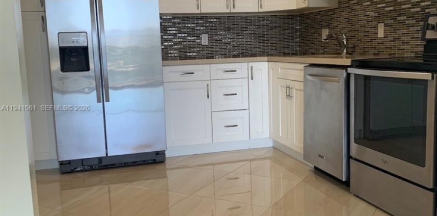 Condo in North Miami, Florida, 2 bedrooms  № 2054122