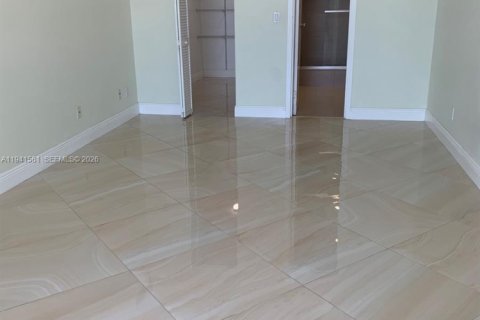 Condo in North Miami, Florida, 2 bedrooms  № 2054122 - photo 3