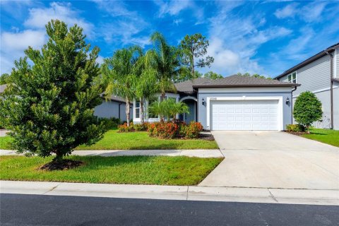 House in Land O' Lakes, Florida 3 bedrooms, 209.87 sq.m. № 1886387 - photo 1