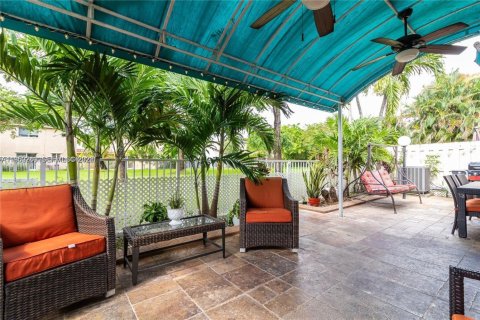 Снять в аренду таунхаус в Майами, Флорида 3 спальни, 138.42м2, № 2005777 - фото 2