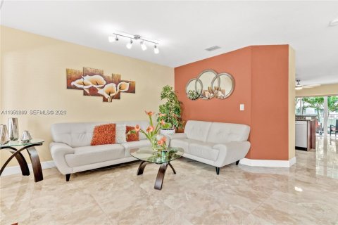 Снять в аренду таунхаус в Майами, Флорида 3 спальни, 138.42м2, № 2005777 - фото 5