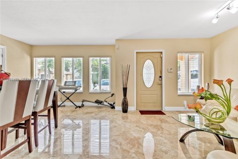 Снять в аренду таунхаус в Майами, Флорида 3 спальни, 138.42м2, № 2005777 - фото 4