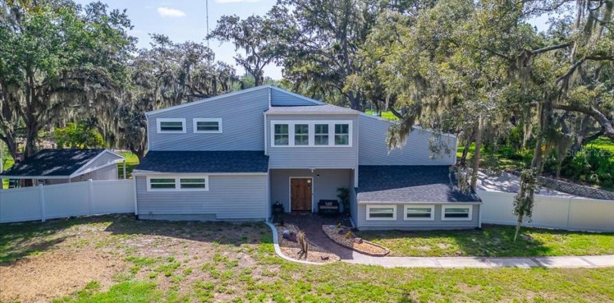 House in Riverview, Florida 3 bedrooms, 303.7 sq.m. № 2157327