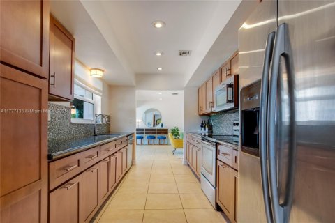 House in Hollywood, Florida 4 bedrooms, 180.97 sq.m. № 1731371 - photo 18