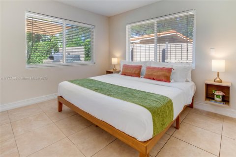 House in Hollywood, Florida 4 bedrooms, 180.97 sq.m. № 1731371 - photo 16
