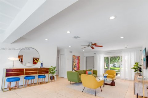 House in Hollywood, Florida 4 bedrooms, 180.97 sq.m. № 1731371 - photo 6