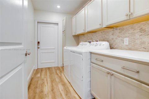 House in Hollywood, Florida 4 bedrooms, 180.97 sq.m. № 1731371 - photo 25
